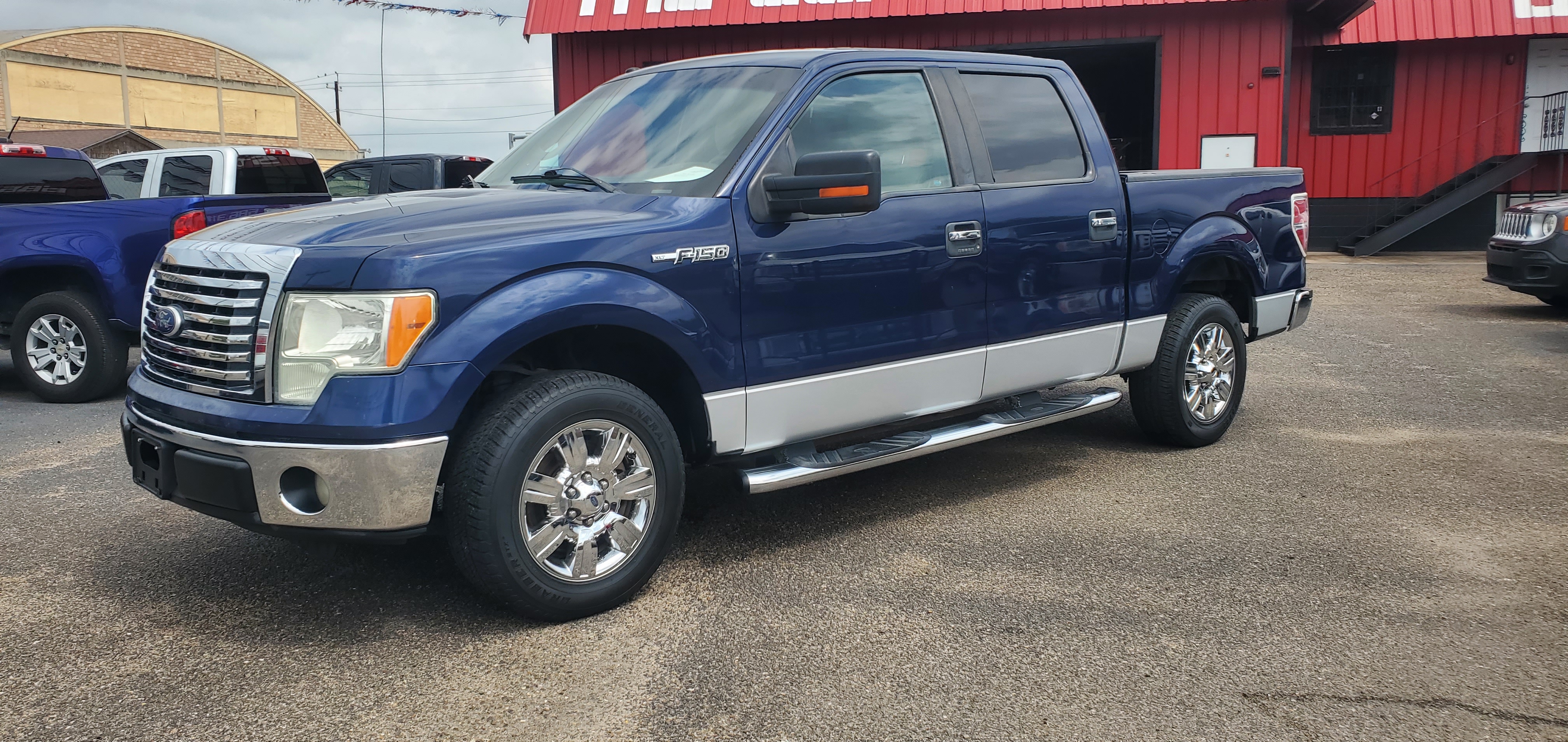 Vehicle photo 9
