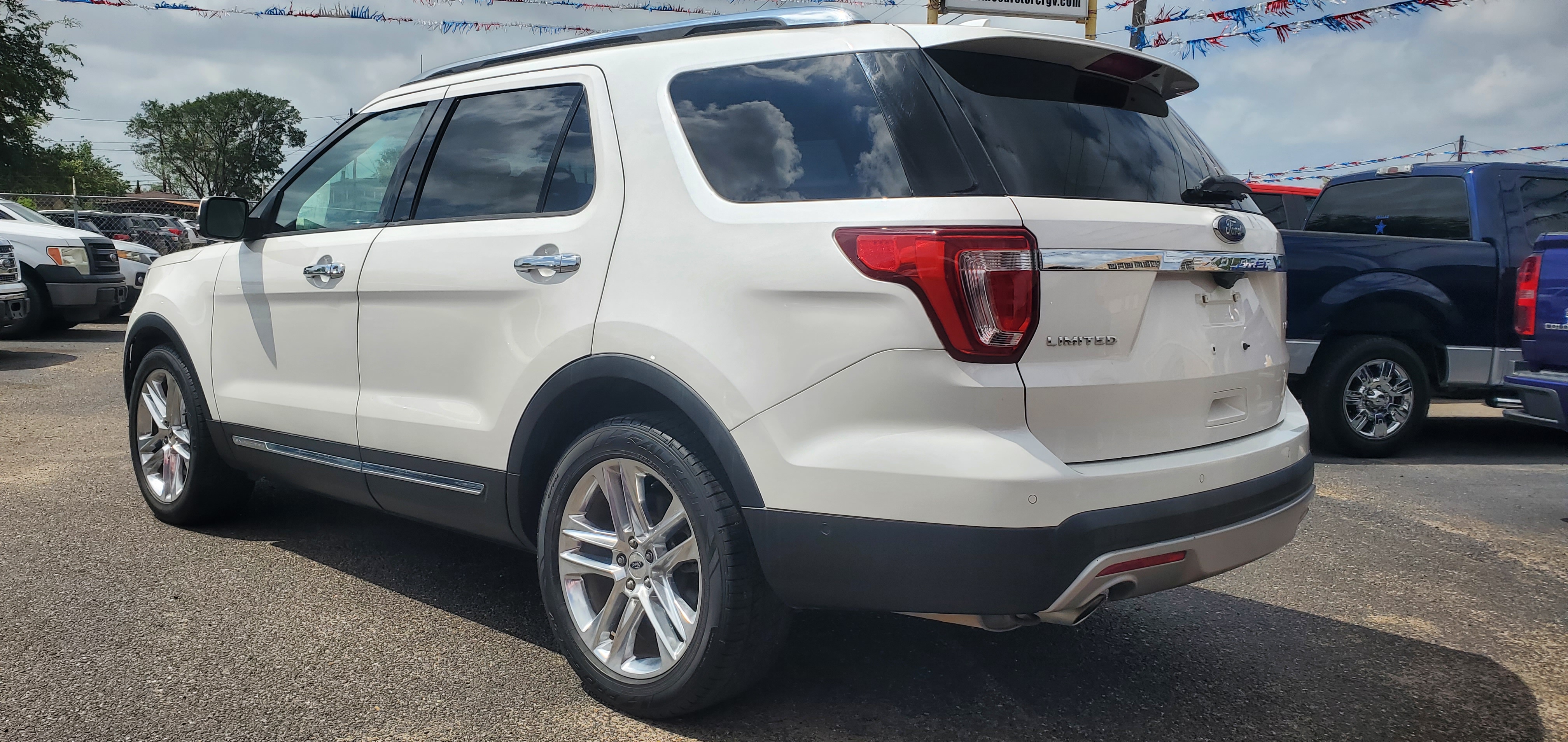 Vehicle photo 4