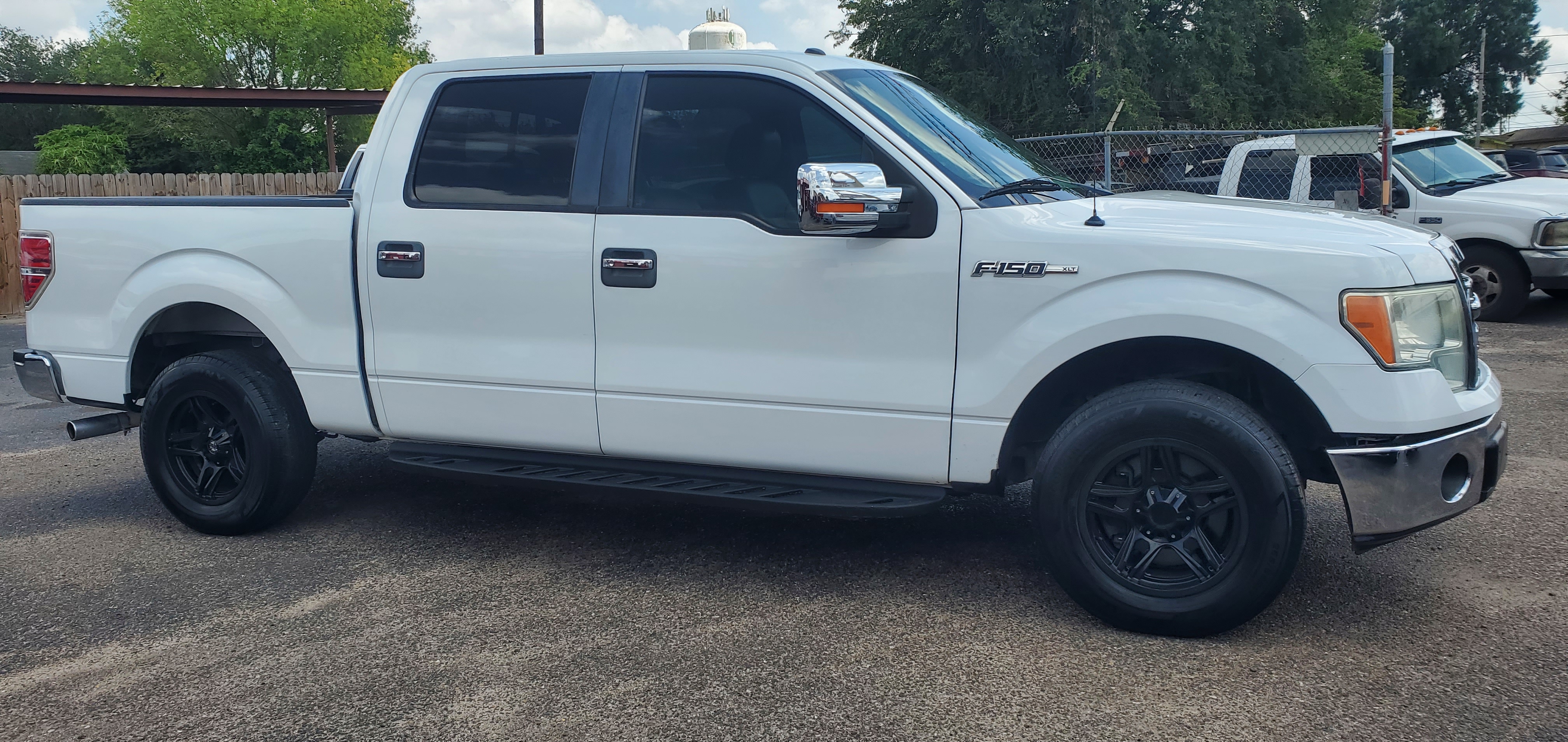 Vehicle photo 13