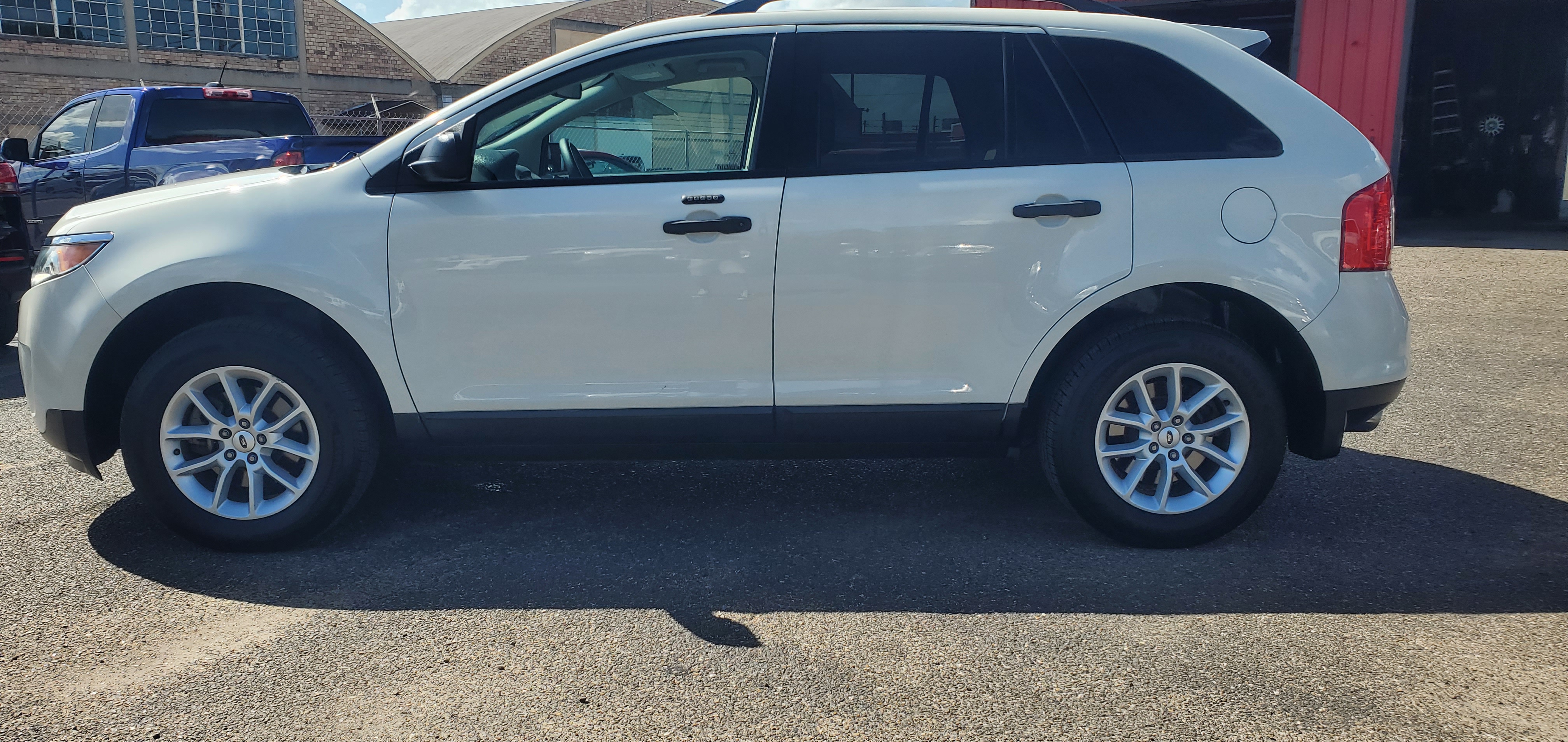 Vehicle photo 17