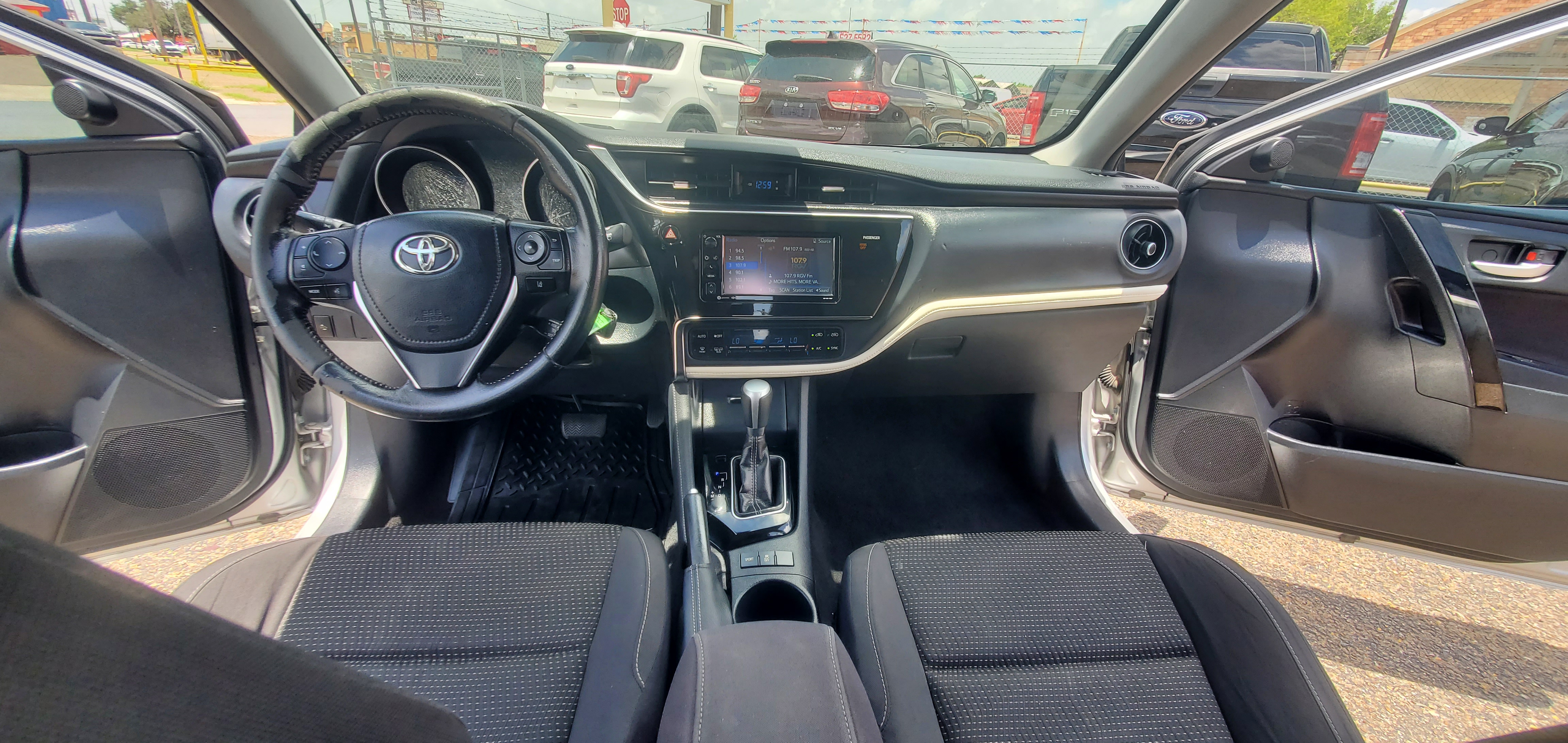 Vehicle photo 12