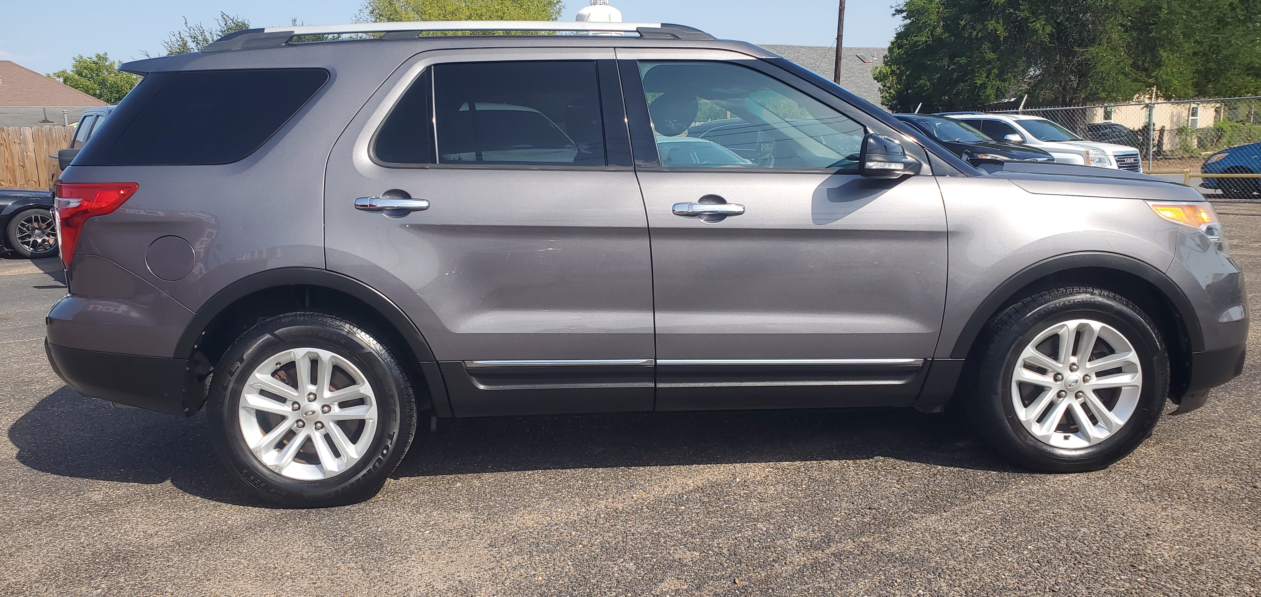 Vehicle photo 2
