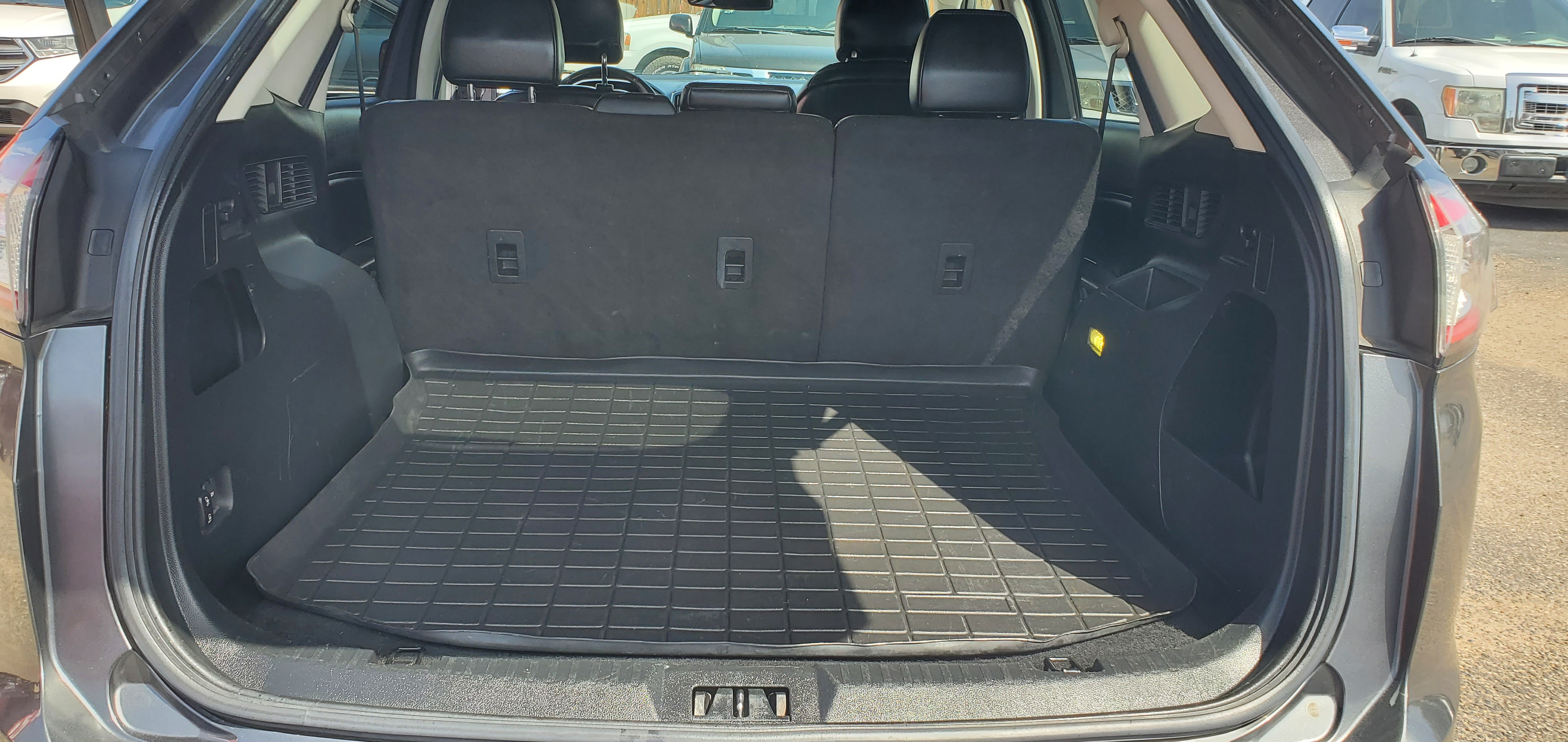 Vehicle photo 13